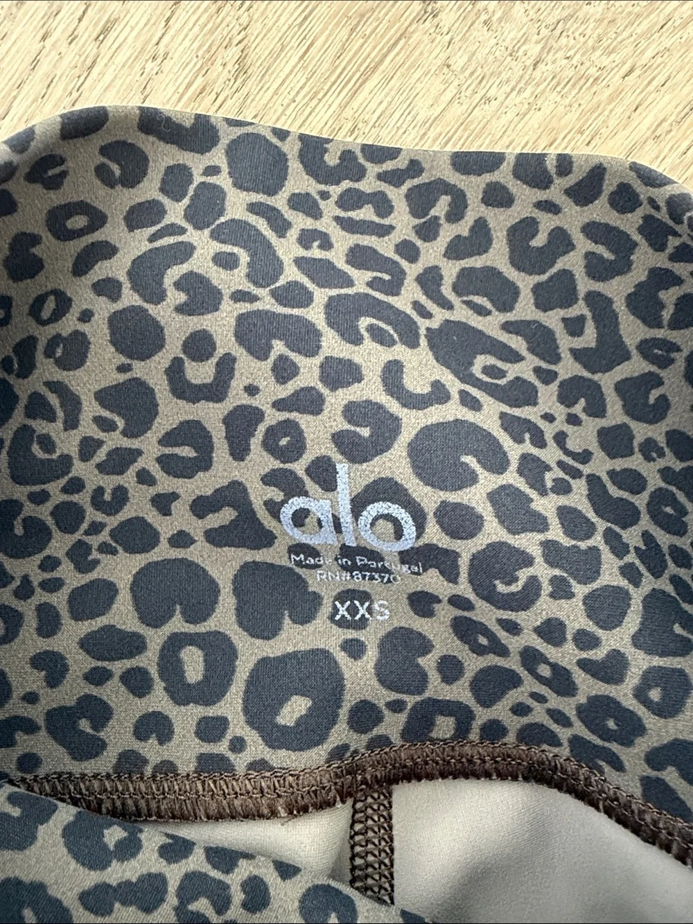 ALO Yoga Leopard-Print Sports Bra (Brown/Black) and pants - Picture 2 of 3